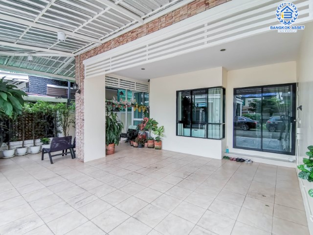 *****บ้านแฝดมือสองย่านนนทบุรี ม.ลิฟวิ่งพาร์ค พระราม5 บนเนื้อที่ 36.40 ตร.ว. ฟังก์ชันจัดเต็ม 4 ห้องนอน 4 ห้องน้ำ บ้านสวยพร้อมเข้าอยู่ สไตล์โมเดิร์น น่าอยู่ พื้นที่เยอะมาก แถมฟรี !! เครื่องปรับอากาศ 3 เครื่อง บนทำเลศักยภาพ เดินทางสะดวก เชื่อมต่อถนนหลายเส้นทาง ใกล้ทางด่วน "ศรีรัช"